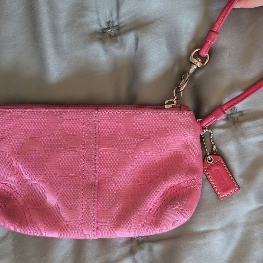 Vintage Coach Y2K Pink Signature Soho Buckle Wristlet - Picture 2 of 5